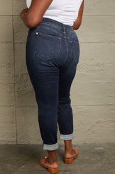 Judy Blue – Boyfriendjeans in voller Größe mit mittelhohem Bund und Umschlag